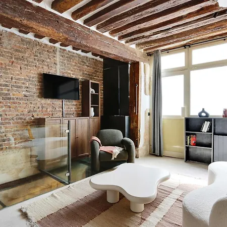 Apartment Refinement & Parisian Charm - Marais *