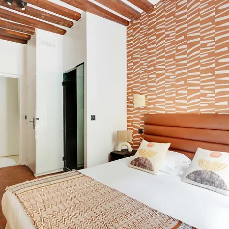 Refinement & Parisian Charm - Marais Apartment *